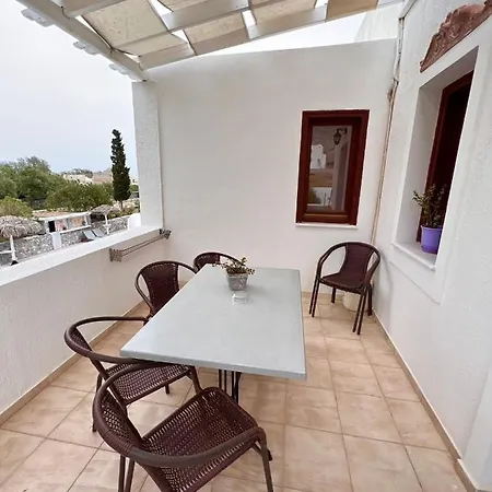 Birds With Heated Pool - Including Car And Breakfast Lägenhetshotell Perissa (Santorini)