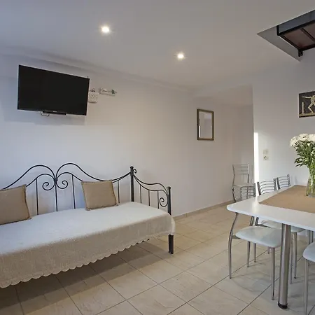 아파트호텔 Birds With Heated Pool - Including Car And Breakfast 4*