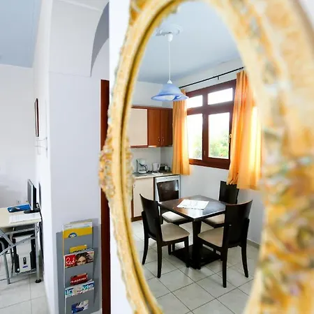 Birds With Heated Pool - Including Car And Breakfast 4*