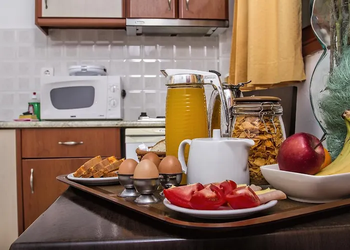 Birds With Heated Pool - Including Car And Breakfast 4*