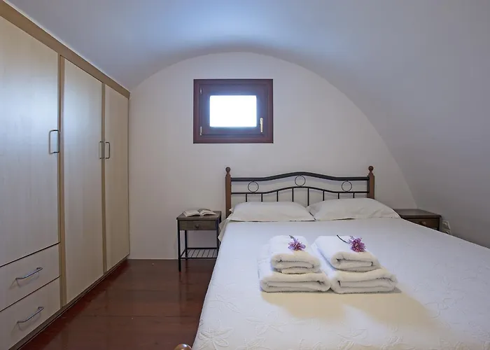 Birds With Heated Pool - Including Car And Breakfast 公寓式酒店 佩里萨