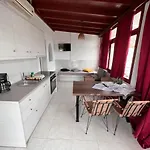 Ξενοδοχείο με διαμερίσματα Birds With Heated Pool - Including Car And Breakfast Περίσσα