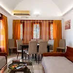 Birds With Heated Pool - Including Car And Breakfast Appart hôtel