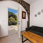 Birds With Heated Pool - Including Car And Breakfast Lejlighedshotel Perissa (Santorini)
