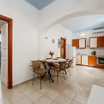 Birds With Heated Pool - Including Car And Breakfast 4*