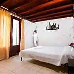 Birds With Heated Pool - Including Car And Breakfast 4*