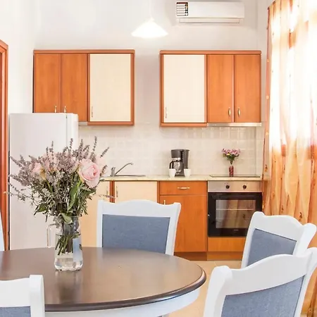 Birds With Heated Pool - Including Car And Breakfast 公寓式酒店 佩里萨