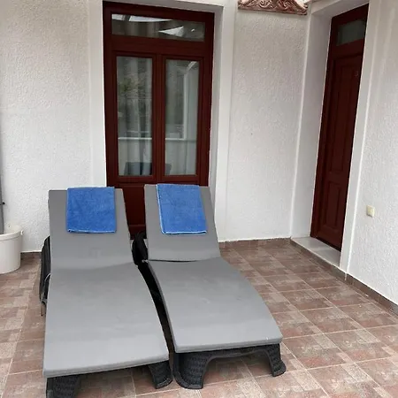 Birds With Heated Pool - Including Car And Breakfast 4*