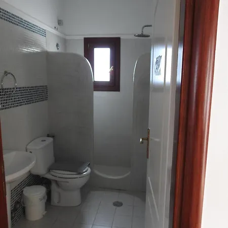 Hotel apartamentowy Birds With Heated Pool - Including Car And Breakfast