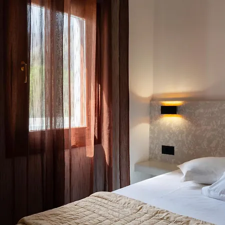 Birds With Heated Pool - Including Car And Breakfast 4*