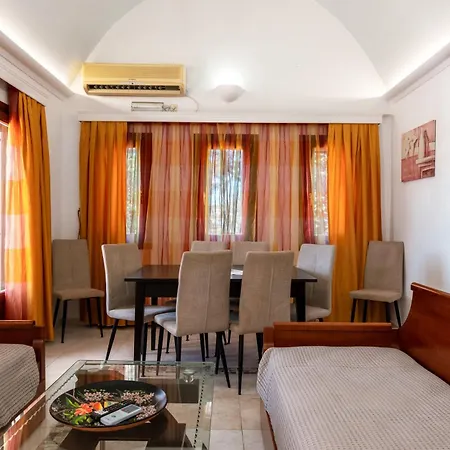 Birds With Heated Pool - Including Car And Breakfast Apartahotel