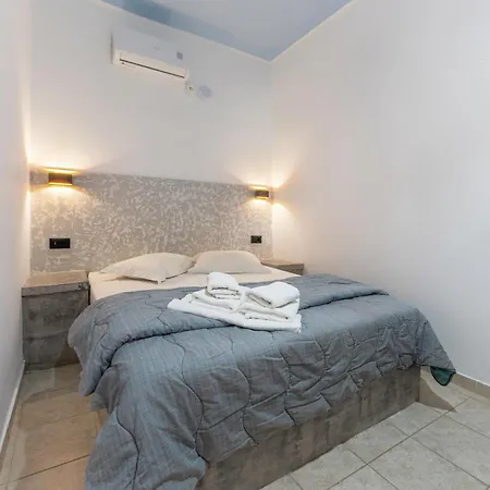 Birds With Heated Pool - Including Car And Breakfast Apartahotel