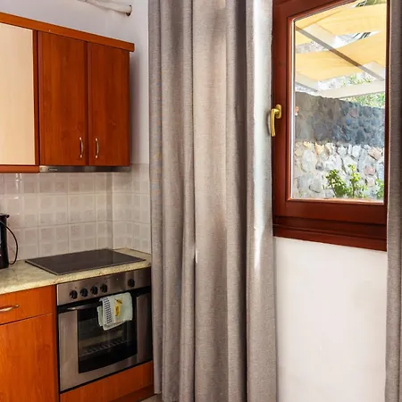 Birds With Heated Pool - Including Car And Breakfast 4*