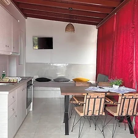 Birds With Heated Pool - Including Car And Breakfast Apartmanhotel