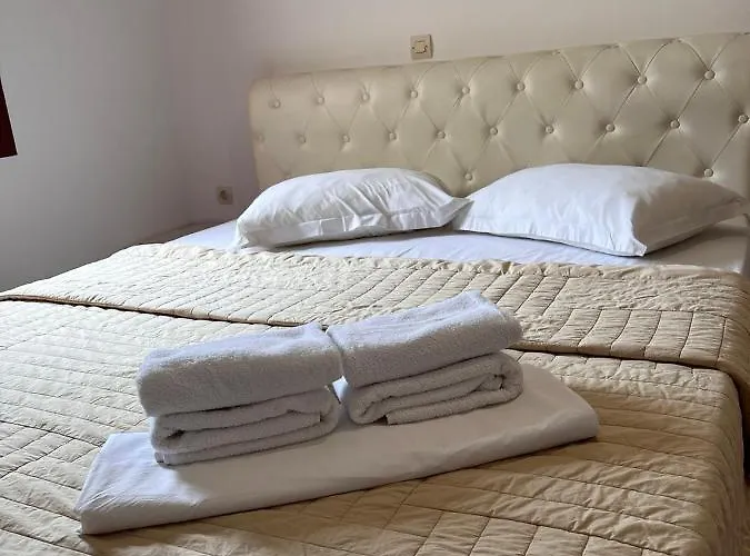 Hotel apartamentowy Birds With Heated Pool - Including Car And Breakfast Perissa (Santorini)