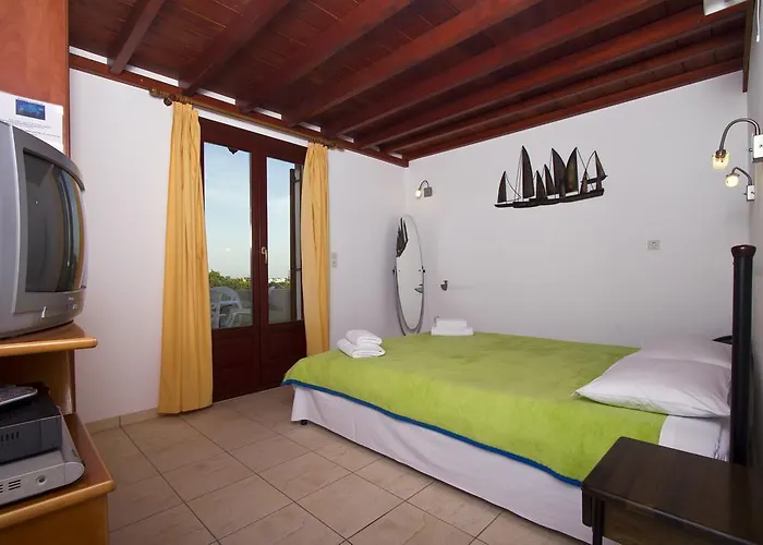 Birds With Heated Pool - Including Car And Breakfast 4* Περίσσα