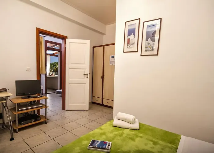 Hotel apartamentowy Birds With Heated Pool - Including Car And Breakfast Perissa (Santorini)