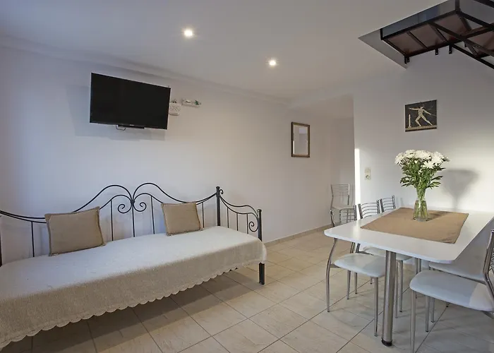 Hotel apartamentowy Birds With Heated Pool - Including Car And Breakfast 4*