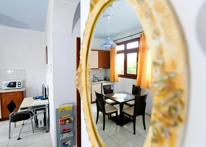 Birds With Heated Pool - Including Car And Breakfast 4*