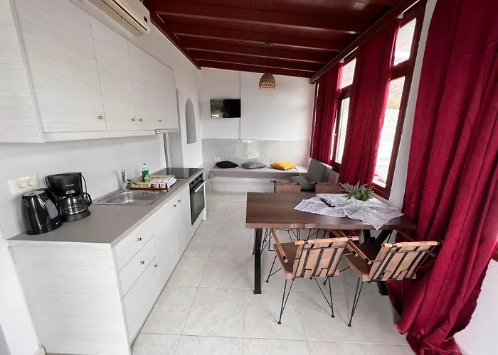 Aparthotel Birds With Heated Pool - Including Car And Breakfast Perissa (Santorini)