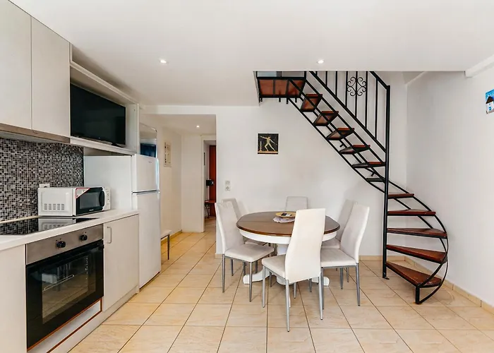 Birds With Heated Pool - Including Car And Breakfast 4* 페리사