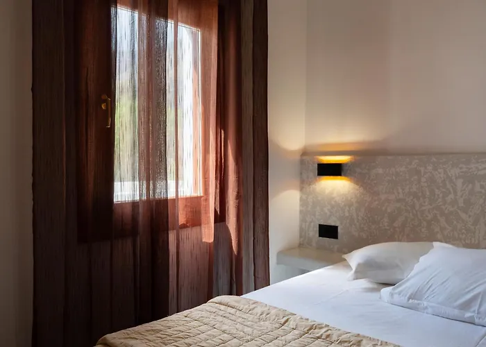 Birds With Heated Pool - Including Car And Breakfast 4*