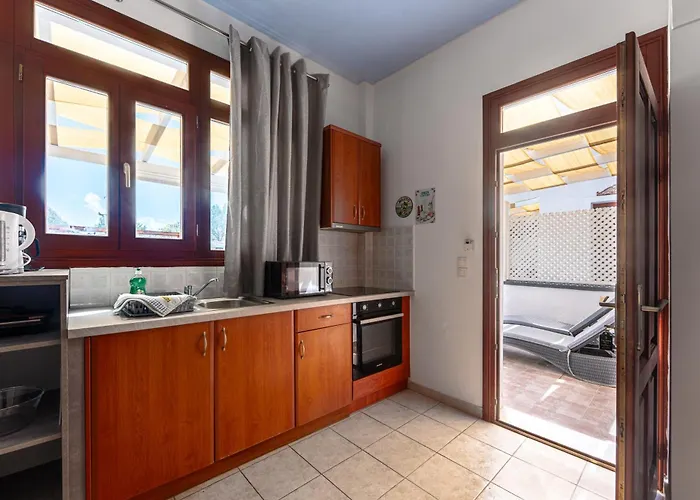 Birds With Heated Pool - Including Car And Breakfast