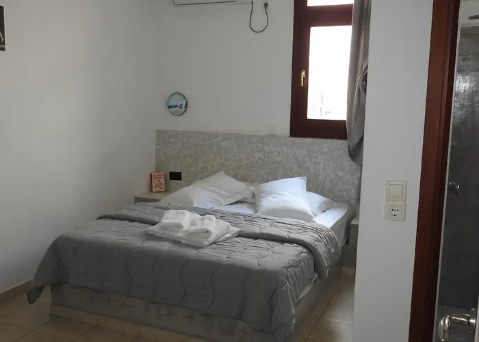 Lägenhetshotell Birds With Heated Pool - Including Car And Breakfast 4*