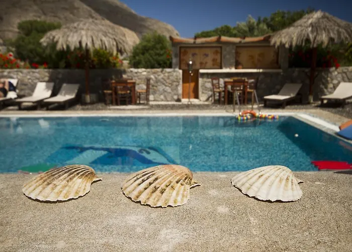 Birds With Heated Pool - Including Car And Breakfast Aparthotel